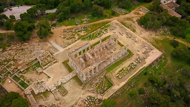 埃伊纳岛上的阿菲亚古庙鸟瞰图视频下载