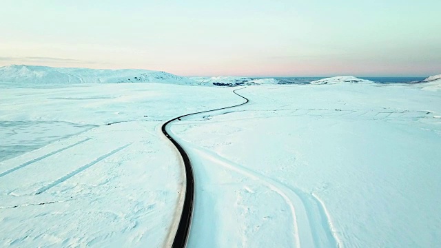 冰岛的蜿蜒道路视频素材