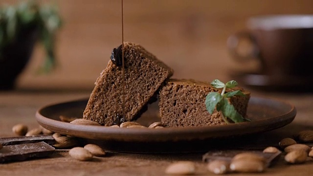 巧克力浇在自制巧克力布朗尼上。视频下载