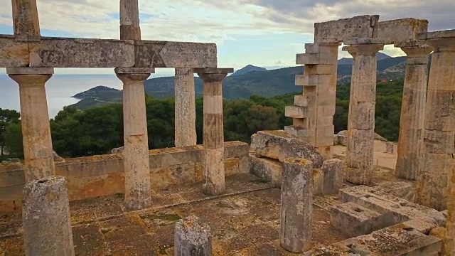 埃伊纳岛上的阿菲亚古庙鸟瞰图视频下载