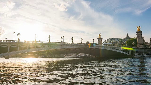 背景为大皇宫的巴黎亚历山大三世桥视频素材