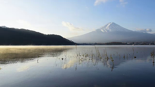 秋天的富士山和川口湖有晨雾视频素材