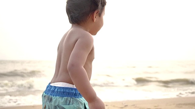 在海滩上玩耍的孩子。视频下载