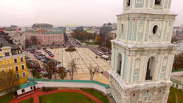 鸟瞰基辅圣索菲亚大教堂。乌克兰、欧洲。基辅秋天的建筑、宗教和历史纪念碑视频素材