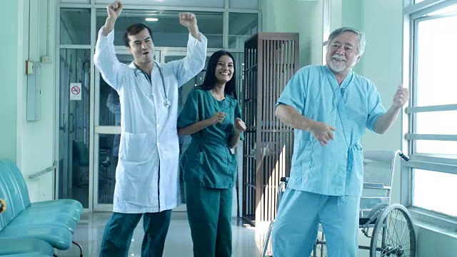 医生和病人在医院一起跳舞。视频素材