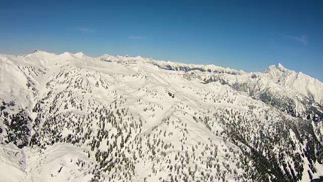 Shuksan山北瀑布空中冬季山景观视频素材