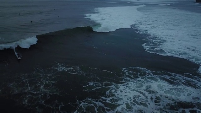 海浪冲击着夏威夷岛的边缘视频下载