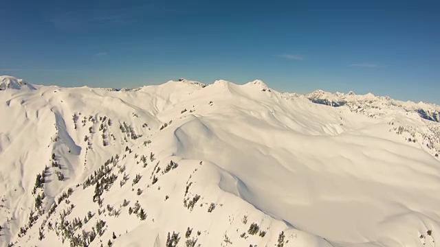 飞越未经触动的冰川雪地与直升机北卡斯卡德山贝克Backcountry晴天粉末视频素材