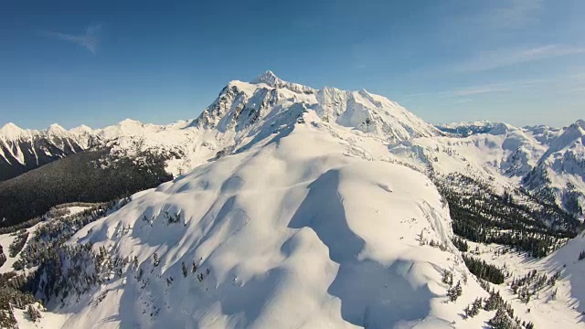 贝克山滑雪区空中直升机冬季雪景飞越贝克山半球Shuksan若隐若现视频素材