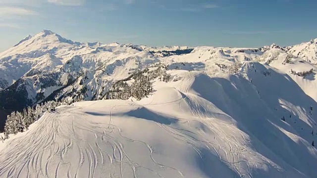 山贝克滑雪区舒克山手臂空中拍摄飞过滑雪者滑雪板远足粉出界视频素材