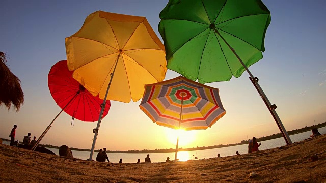 伞在热带日落海滩时间流逝视频下载