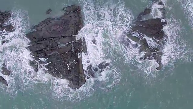 航拍视角,波浪,海滩,岩石视频素材