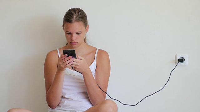 手机成瘾对青少年生活的影响视频下载
