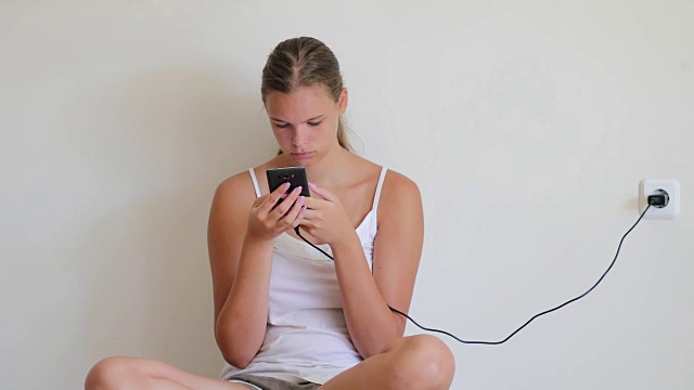 手机成瘾对青少年生活的影响视频下载