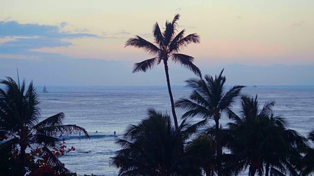 彩色日落在夏威夷怀基基海滩4k慢镜头视频素材