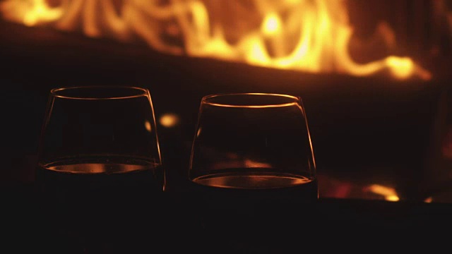葡萄酒和壁炉的浪漫场景视频下载