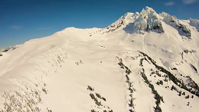 贝克山令人惊叹的空中冬季景色，令人难以置信的瀑布山自然背景视频素材