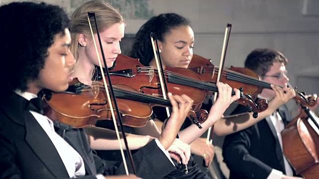 青少年在音乐会上演奏弦乐器视频下载