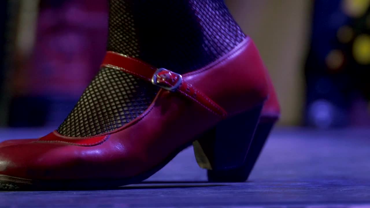 C/U专业弗拉门戈舞者跺脚(女子，现场表演)视频素材