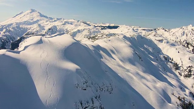 舒克山臂贝克山背景空中飞行滑雪场后野斜坡视频素材