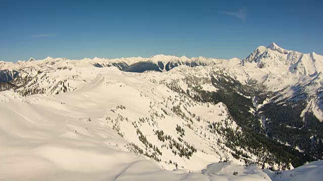 山顶Shuksan高角山顶鸟瞰图北喀斯喀特山脉阳光冬日新鲜雪视频素材