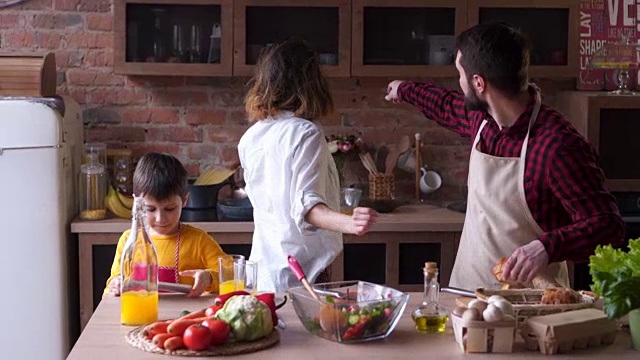 幸福的家庭在厨房视频素材