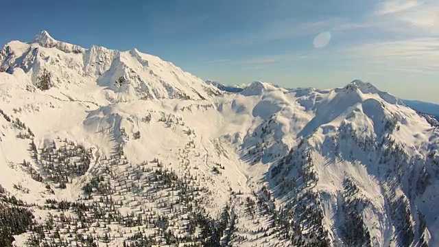 舒克山荒野广阔的山脉探险飞行在直升机北Cascades视频素材
