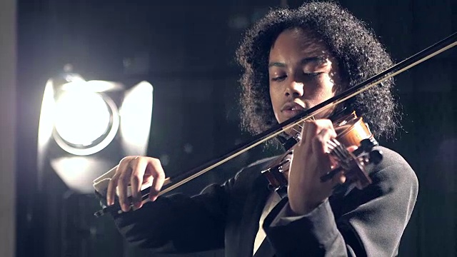一个少年在音乐会上拉小提琴视频下载