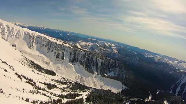 北瀑布直升机角飞过雪山山脊线视频素材