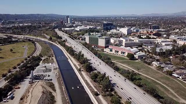 洛杉矶高速公路和格伦代尔市的鸟瞰图视频下载