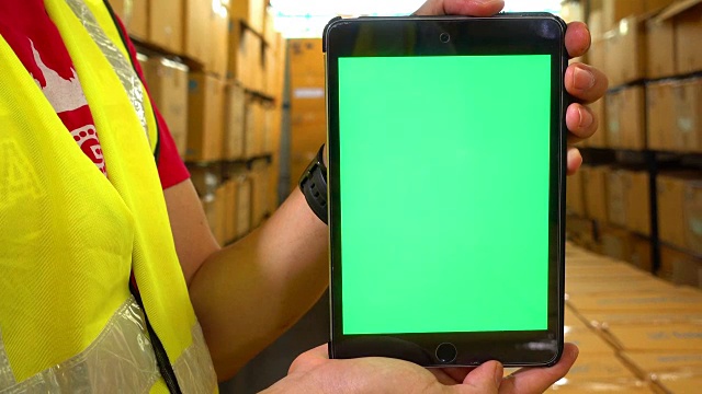 4K:物流仓库带绿屏平板。视频素材
