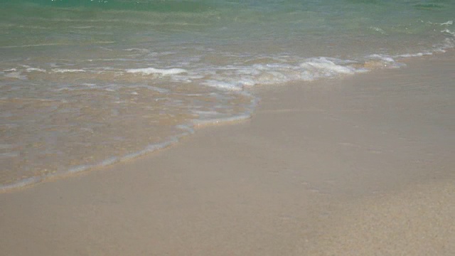 4 k。在泰国普吉岛的白沙滩上，海浪柔和，声音响亮，海水清澈，有复制空间区域。热带夏季海滩度假背景镜头视频下载