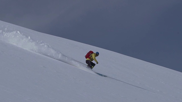 从山上滑下雪粉视频素材