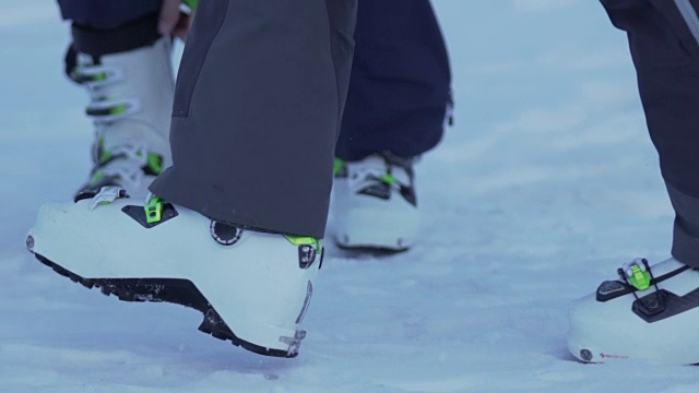滑雪靴的近视图视频下载