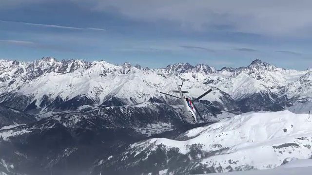 直升机飞过雪景视频下载