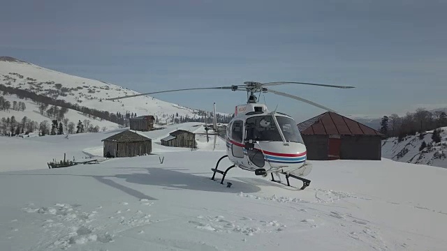 雪地上的直升机视频下载