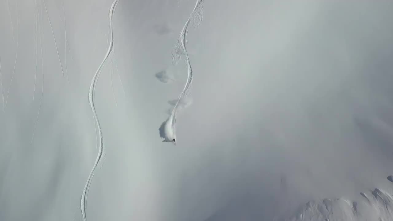 乡间滑雪者下山，积着厚厚的粉雪视频购买