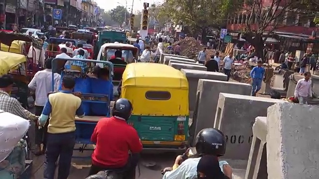 新德里大街上的交通状况视频素材
