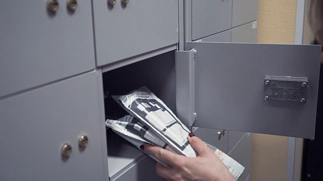 业务集团的手把塑料信封放入银行储存细胞视频下载