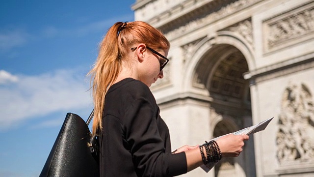 巴黎凯旋门前的女游客视频素材