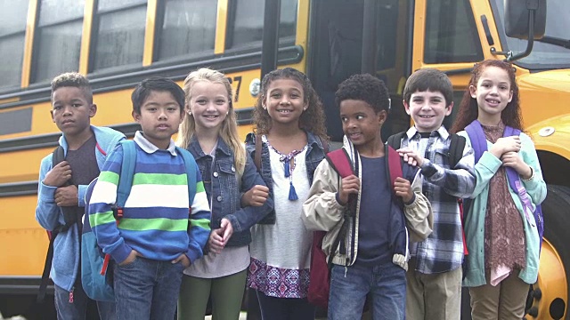 小学生在公共汽车外等候视频素材