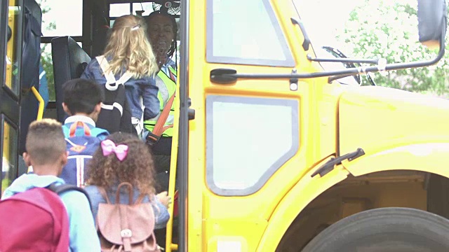 小学生们乘坐校车上学视频下载