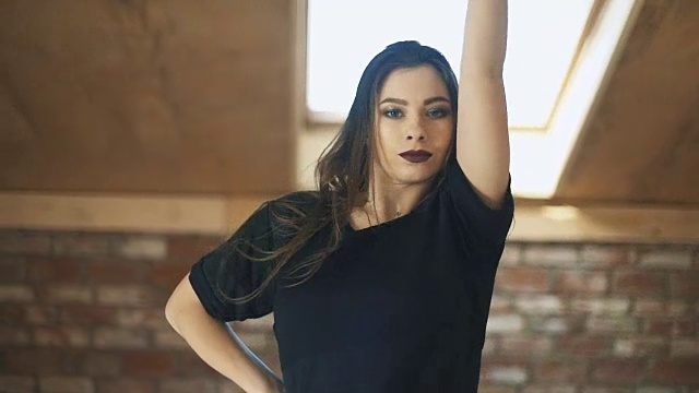 美丽的运动女孩跳舞时尚和跳跃的特写视频素材