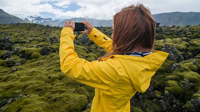 在火山景观上拍摄苔藓覆盖的女人视频素材