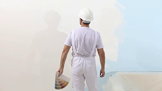 画家在工作用色板样品，墙画概念，白色复制空间背景视频素材