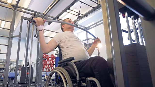 残疾人在健身房里的健身器材里做运动。视频下载