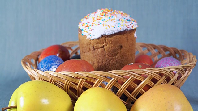 特写，复活节安排，复活节在木篮子与染色的鸡蛋和苹果的背景视频素材
