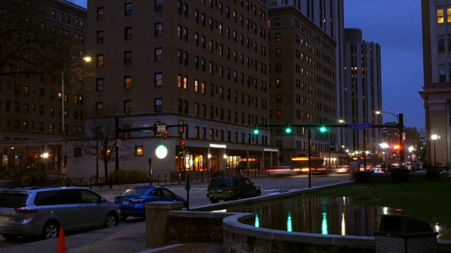 宾夕法尼亚州匹兹堡奥克兰市第五大道夜晚的时间流逝视频素材