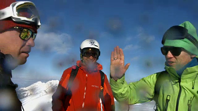 滑雪者在山上滑雪前击掌。视频素材