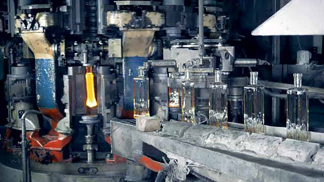 工厂生产透明玻璃瓶的过程视频素材